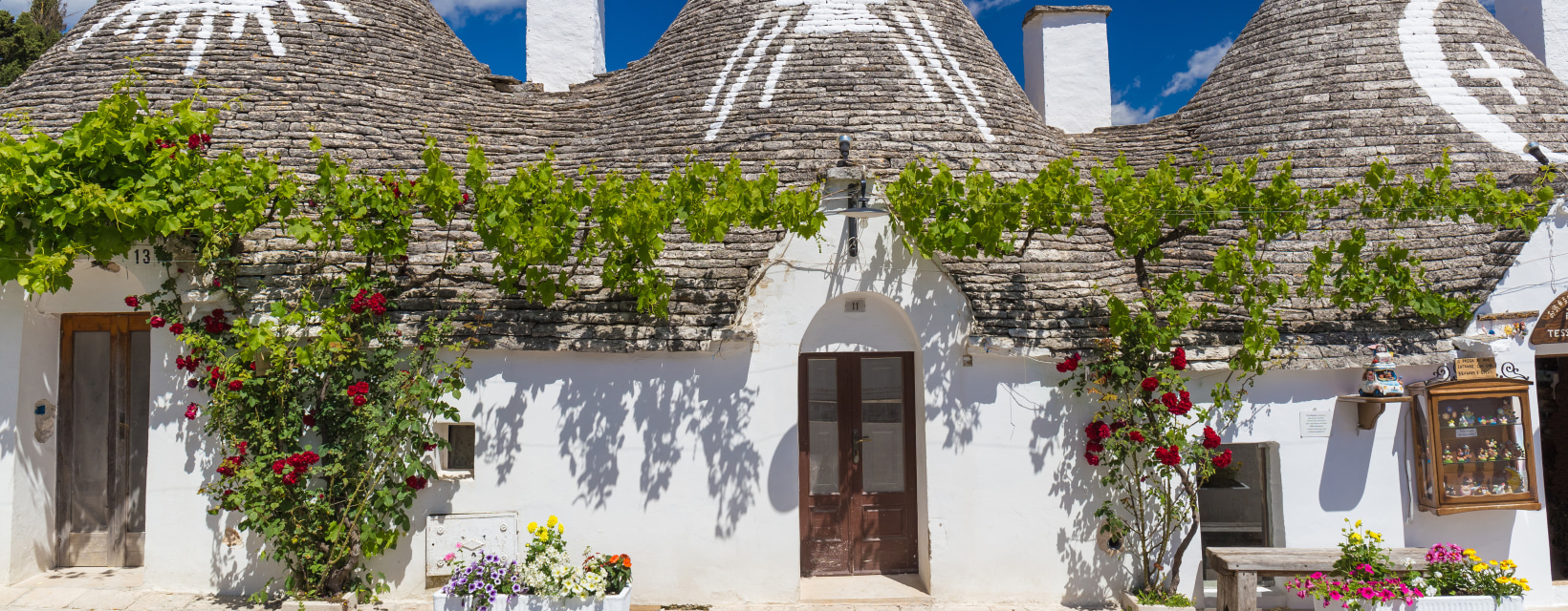 Trois trullis, maisons traditionnelles d'Alberobello, Italie