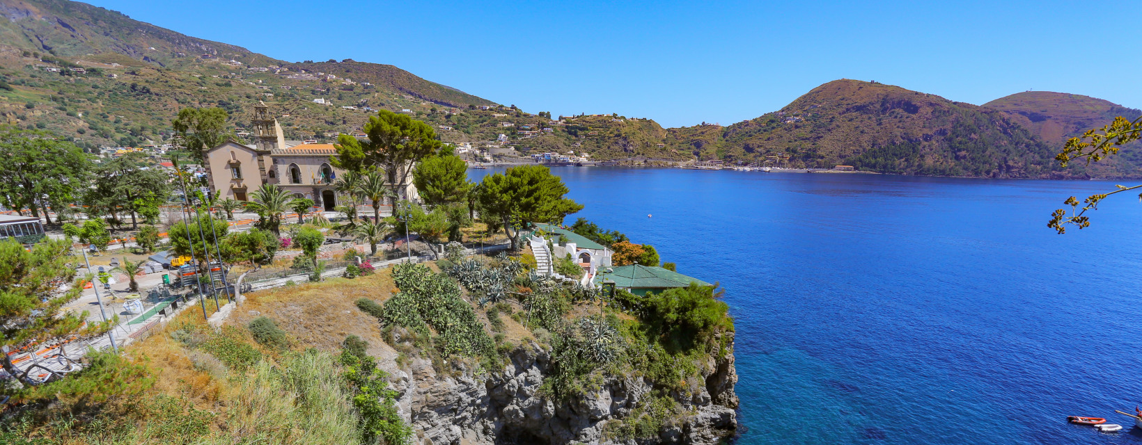 Une église à flanc de falaise au bord de l'eau aux îles éoliennes en Italie