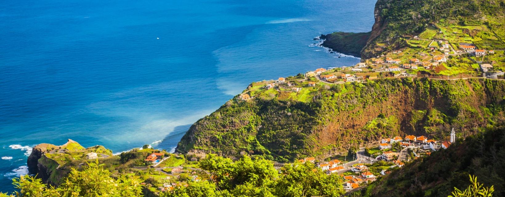 Panorama sur Madère avec ses villages à flanc de falaises, surplombant l'océan Atlantique