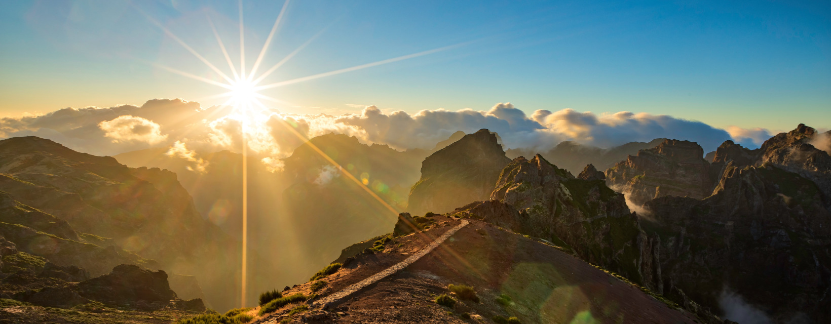 Un coucher de soleil sur les crêtes des montagnes de Madère