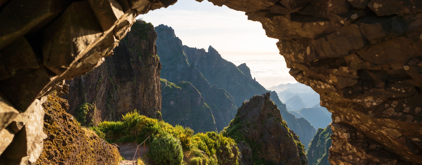 Sentier à flanc de falaises menant au Pico Ruivo à Madère