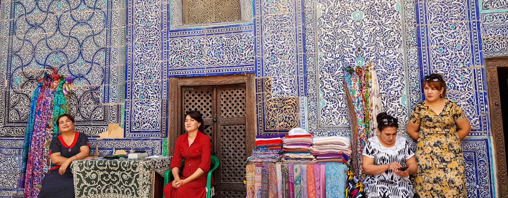 Quatre femmes vendent des tissus dans la rue en Ouzbékistan