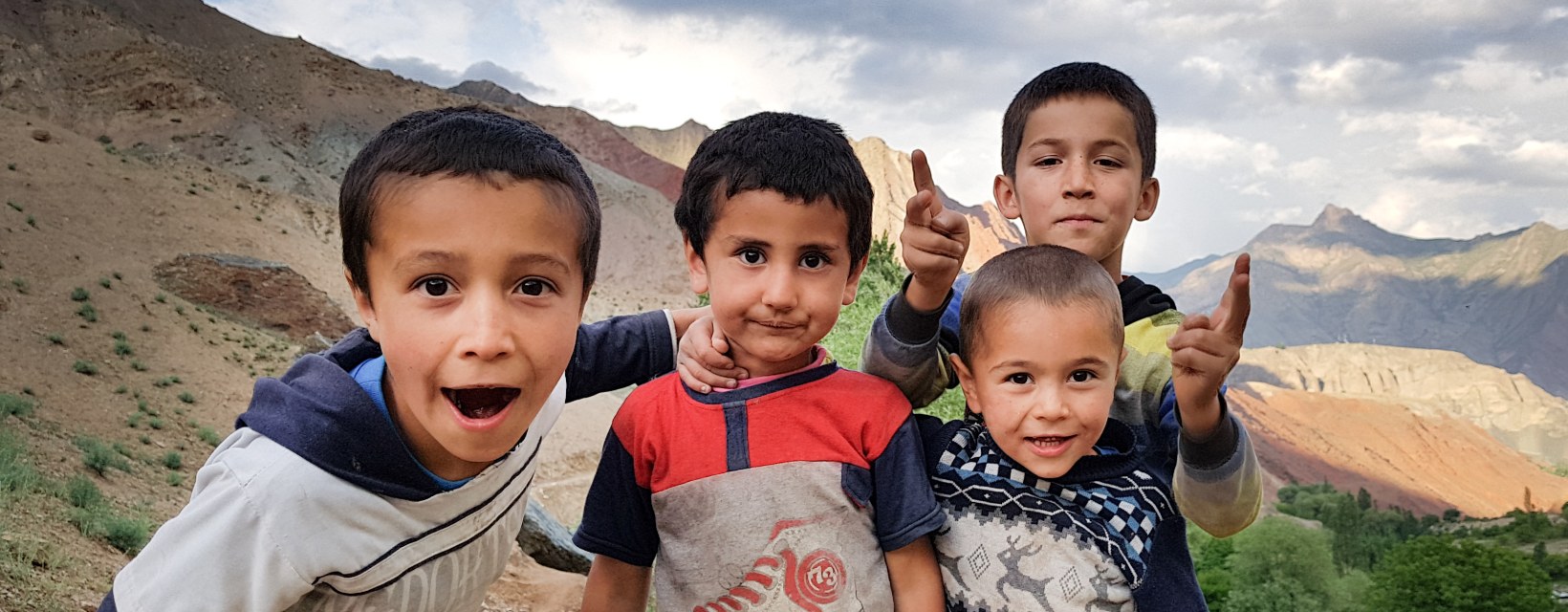 Des enfants tadjkis s'amusent devant la caméra