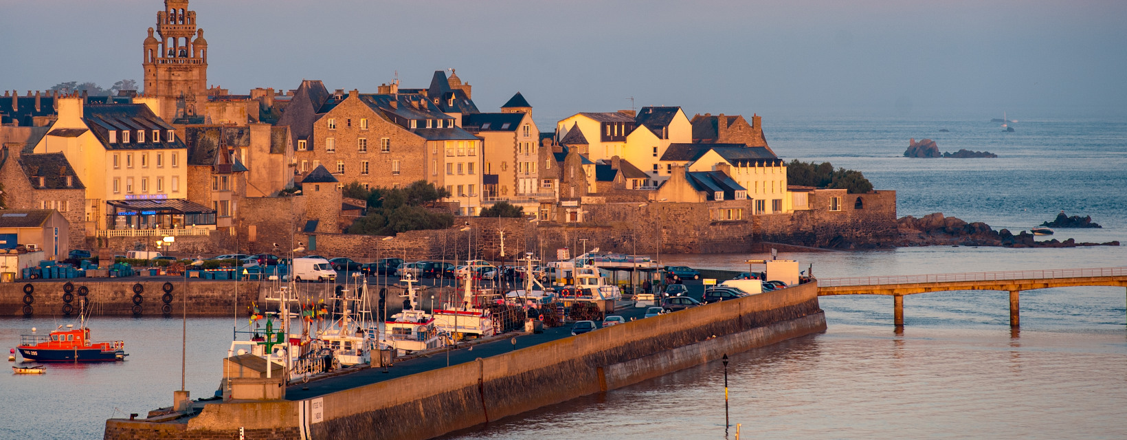 Coucher de soleil sur le port de Roscoff en Bretagne