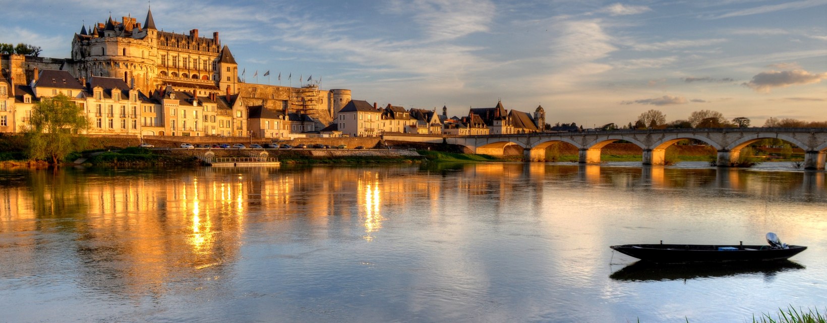 Panorama depuis la Loire sur le château d'Amboise au coucher du soleil