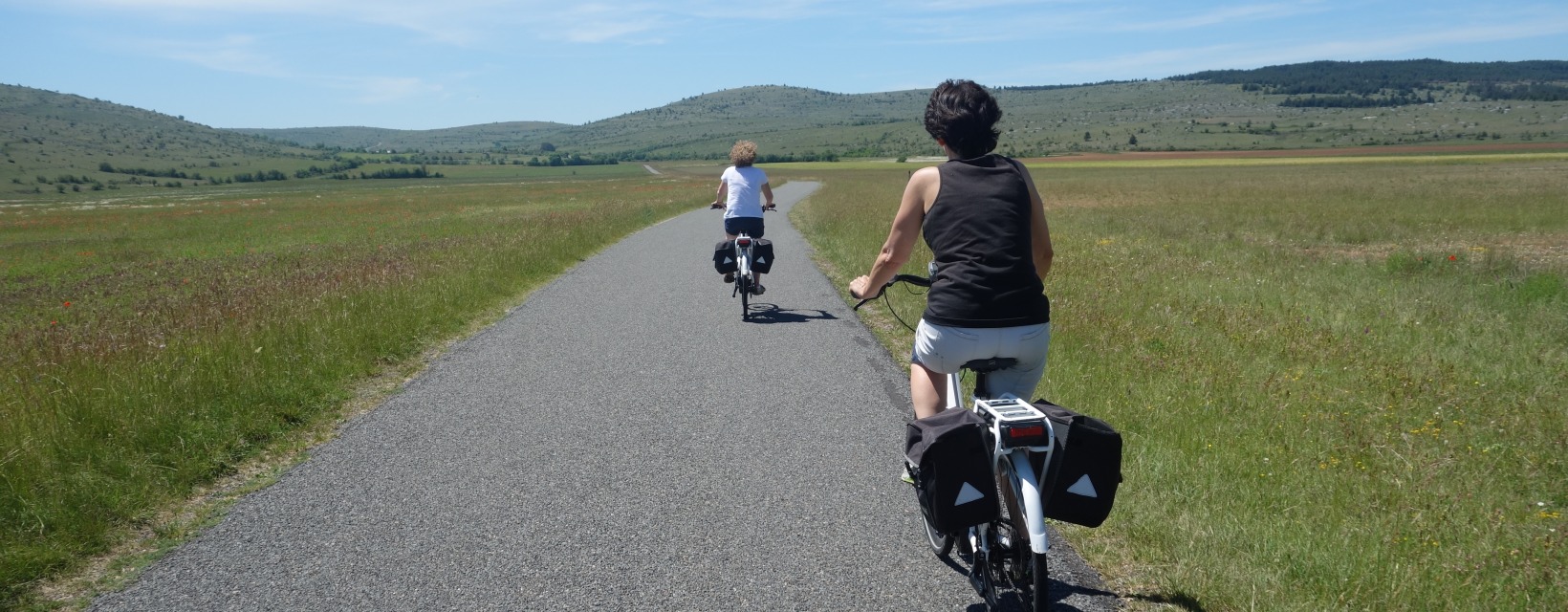 Deux cyclistes roulent sur les routes des Cévennes