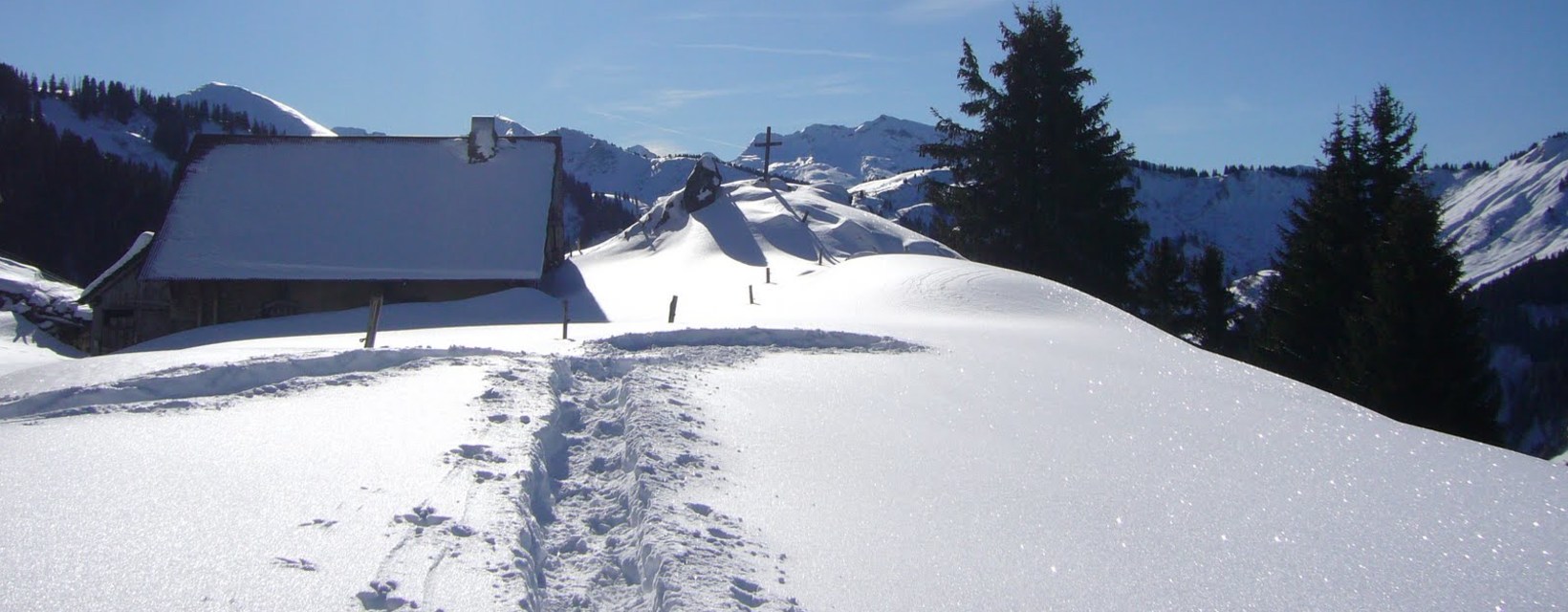 Paysage de montagne enneigé sous un soleil de plomb