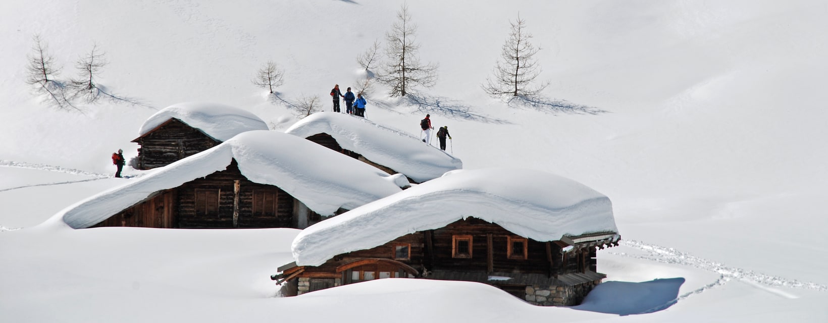 Des cabanes en bois sous la neige dans le Queyras