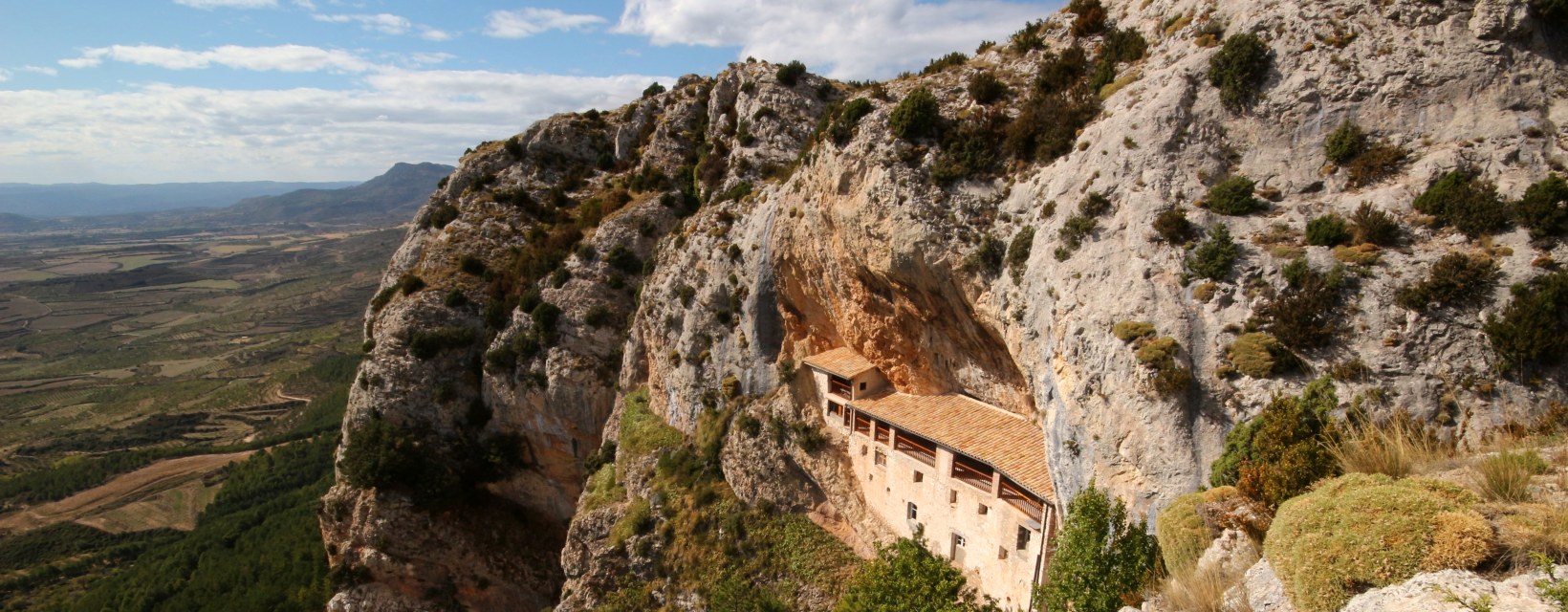 Ermitage la Virgen de la Peña ancré dans la roche