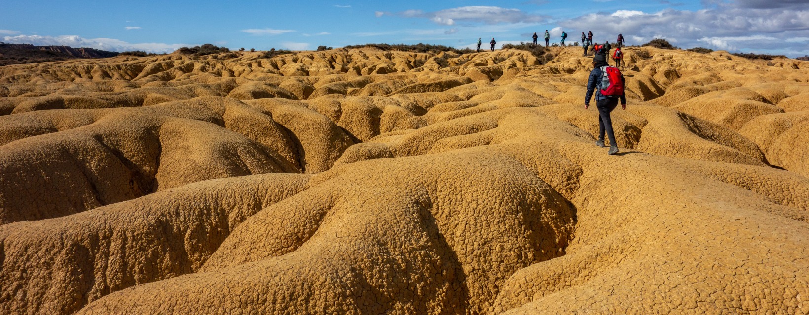 Un groupe de randonneurs marchent dans le désert des Bardenas Reales en Espagne