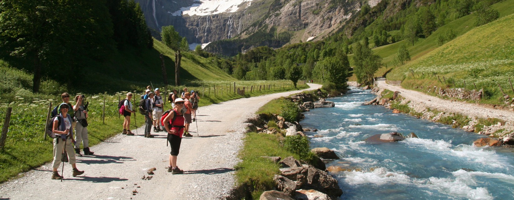 Groupe de randonneur sur le chemin du Cirque de Gavarnie, Hautes-Pyrénées