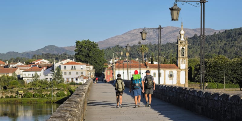 3 pèlerins sur le chemin de compostelle à Ponte de Lima, Portugal