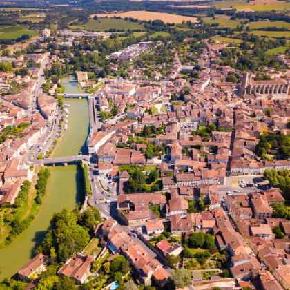 Vue sur la ville de Condom dans le Gers depuis un drone