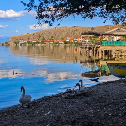 Ville de Lin en Albanie et le lac Ohrid