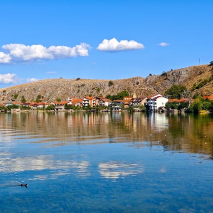 Ville de Lin en Albanie et le lac Ohrid