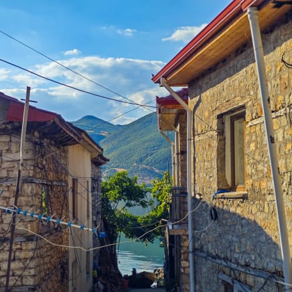 ruelle en bordure du lac d"Ohrid, Albanie