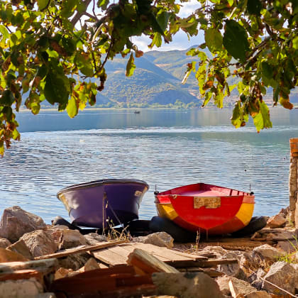 Rive du Lac Ohrid et bateau en bois. Plage Près de Pogradec, Tushemisht, Albanie.