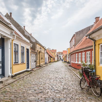 Vélo dans une rue pavée de l'île d'Ærø au Danemark