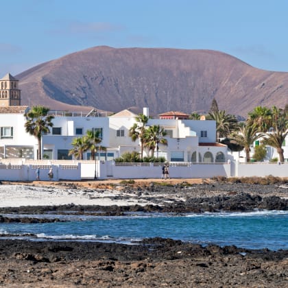 Maisons blanches à Corralejo, Fuerteventura, Canaries