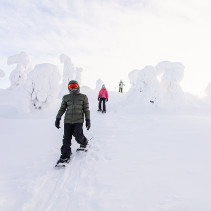 Des adolescents faisant de la raquette, Laponie, Finlande