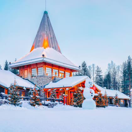 Bonhomme de neige au bureau du Père Noël, au Village du Père Noël à Rovaniemi.