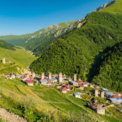 Randonneuses au-dessus du village d'Adishi, avec ses tours svanes,  montagnes du Caucase.