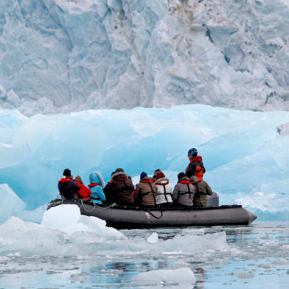 Expédition en zodiac dans un glacier, Groenland