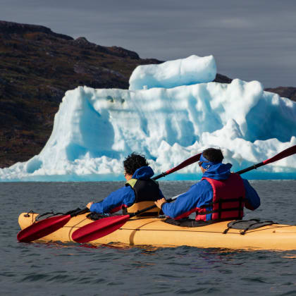 Kayak dans le fjord de glace de Tasiusaq (Groenland du Sud)