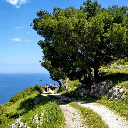Groupe de randonneurs dans les Pouilles, randonnée côtière, Italie