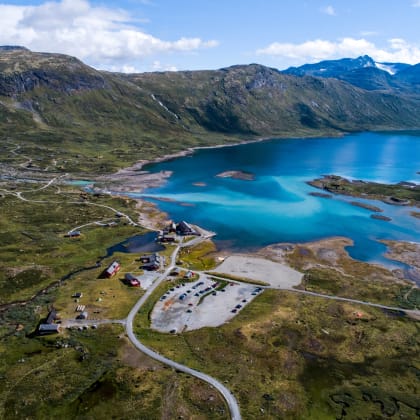 Vue aérienne d' Eidsbugarden, Fondsbu et  du lac Bygdin, Jotunheimen, Norvège