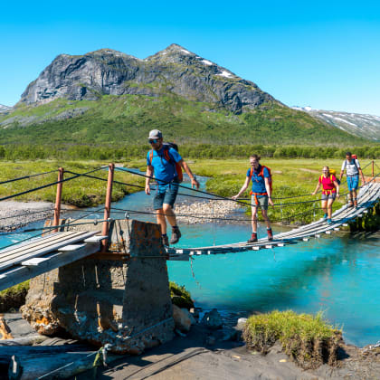 Randonneurs traversant un pont près de Gjendebu, Jotunheimen, Norvège