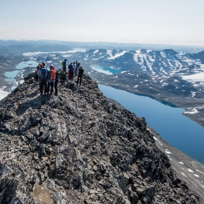 Randonneurs au sommet du pic Uranostind, Jotunheimen, Norvège