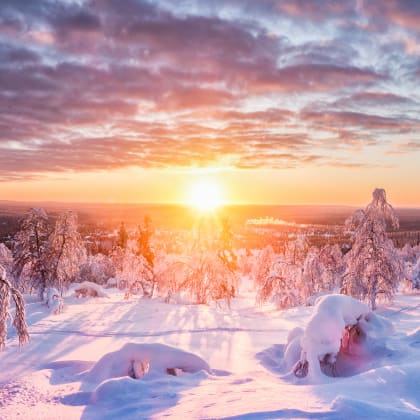 Un paysage hivernal féerique en Scandinavie au coucher du soleil