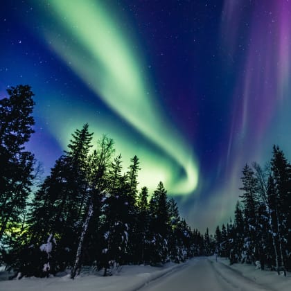 Aurores boréales colorées dans l'Arctique polaire