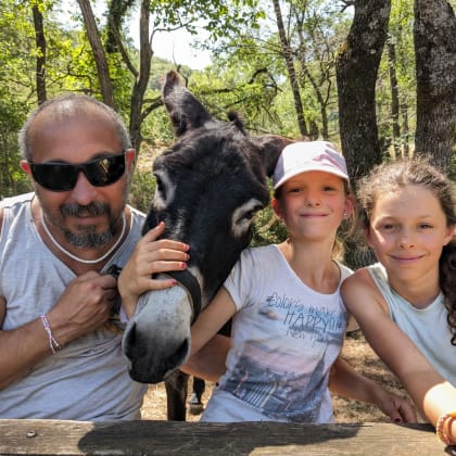Randonnée en famille dans les Cévennes avec un âne