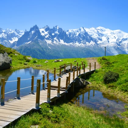 Paysage idyllique avec la chaîne du Mont Blanc par une journée ensoleillée.