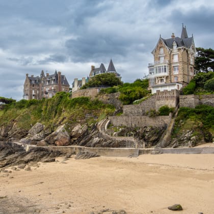 Bâtiments historiques sur la côte rocheuse de Dinard en Bretagne