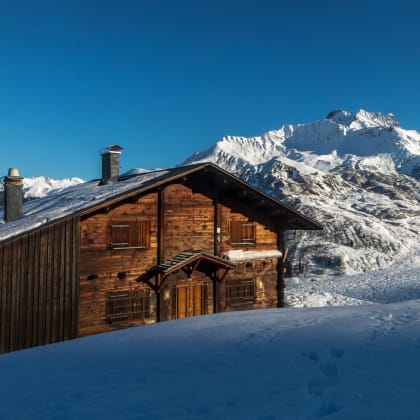 Chalet en hiver dans les Alpes , Savoie , France