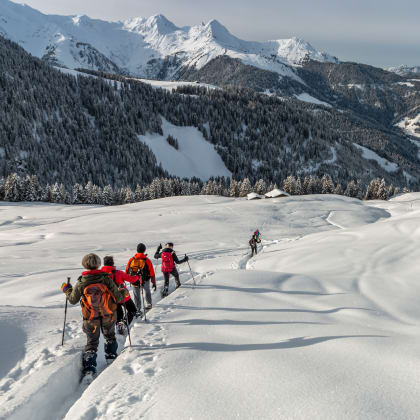 Randonnée à raquettes en hiver dans le massif du Beaufortain , Savoie , France