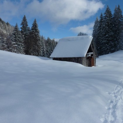 Cabane enneigée dans les Bauges