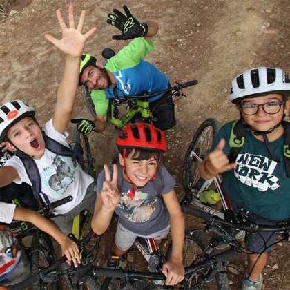 Une famille s'amuse à vélo dans les Gorges du Tarn