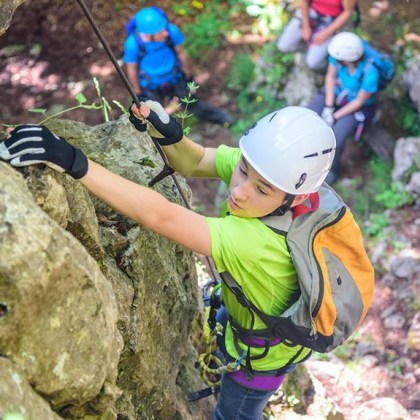 Une fille fait de l'escalade dans les gorges du Tarn
