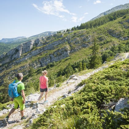 Couple de randonneurs dans le massif du Vercors, Alpes, France