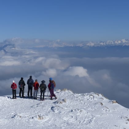 Groupe de randonneurs à raquette dans le Vercors