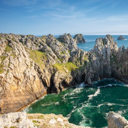 La haute falaise de la Pointe de Pen-Hir sur la Presqu'île de Crozon, Bretagne