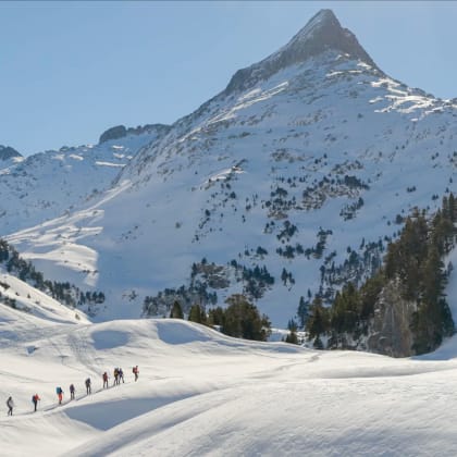 Groupe de randonneurs à raquettes, vallée de Benasque, Aragon, Espagne