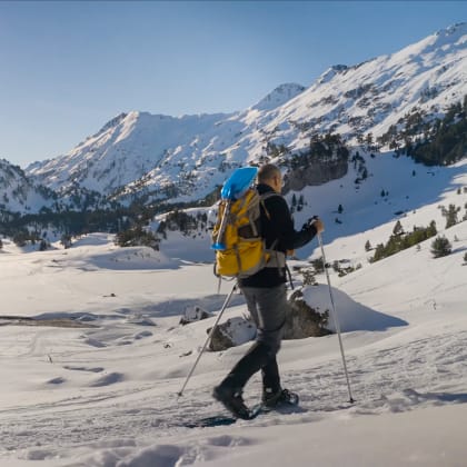 Randonneurs à raquettes, vallée de Benasque, Aragon, Espagne