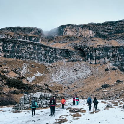Groupe de randonneurs dans le massif d'Ordesa en hiver, Aragon, Espagne