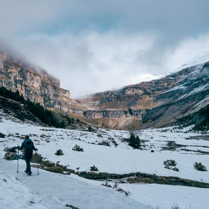 Randonneuse dans le massif d'Ordesa en Hiver, Pyrénées, Aragon, Espagne