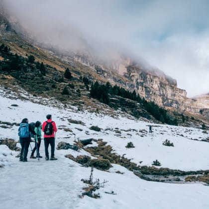 Randonneurs dans la vallée d'Ordesa en Hiver, Aragon, Pyrénées
